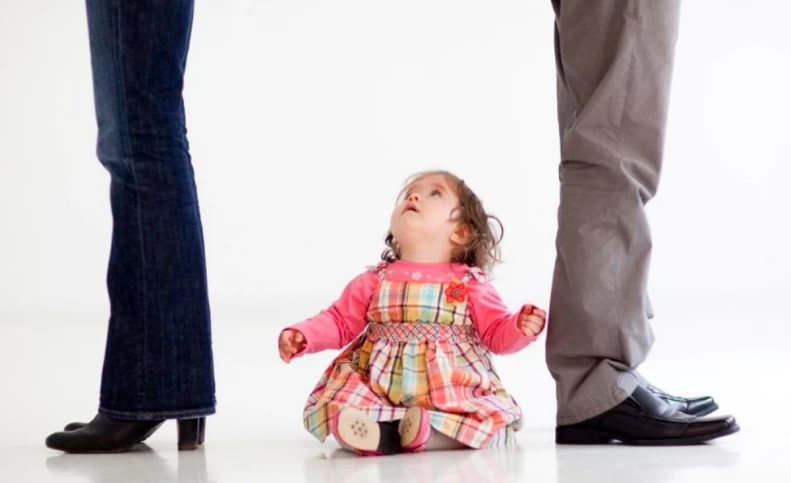 "بیگانگی از والدین" چیست؟ چه علائمی دارد؟ و چه بر سر کودک شما می‌آورد؟