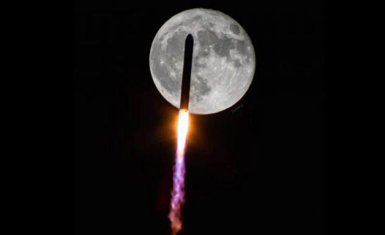 شکار تصویر باشکوه پرواز یک موشک از مقابل ماه