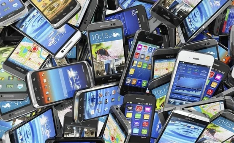 بلاتکلیفی در بازار موبایل/ رونق قاچاق موبایل با تغییر نرخ محاسباتی عوارض گمرک/ مصرف سالانه ۲.۵ میلیون تبلت در کشور