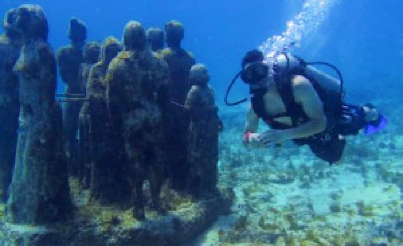 موزه ای عجیب و خیره کننده در زیر آب
