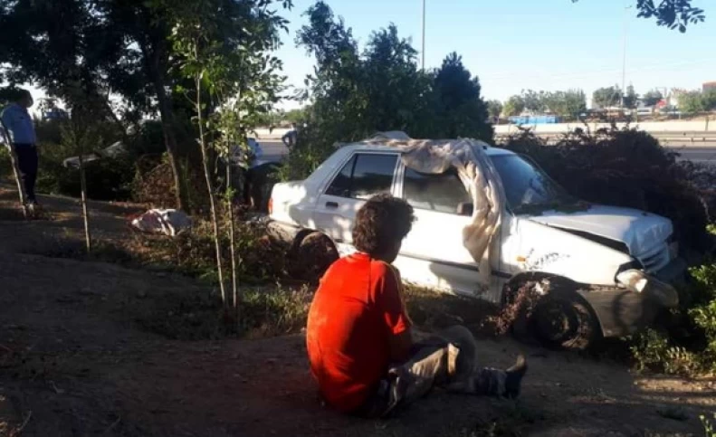 ورود همزمان دو پراید به داخل فضای سبز و برخورد با ۳ نفر کارتن‌خواب