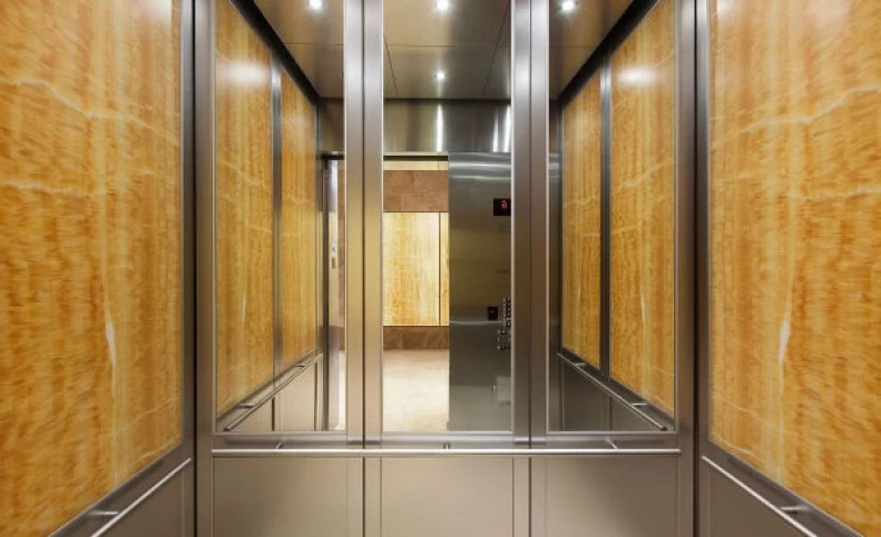 چرا در آسانسور آینه نصب می‌کنند؟