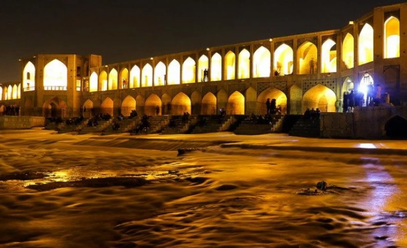 تصویر تلخ؛ بارفیکس زدن با ناودان سی و سه پل اصفهان