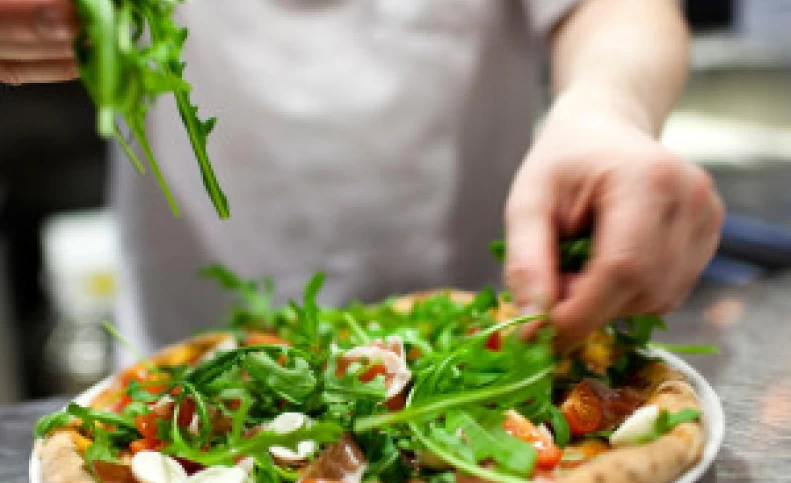سبزی که روی پیتزا می ریزن دقیقا چیه؟