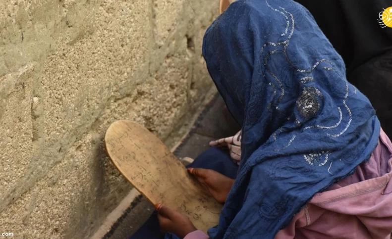 (تصاویر) کودکانی که با تخته چوبی حافظ قرآن می‌شوند