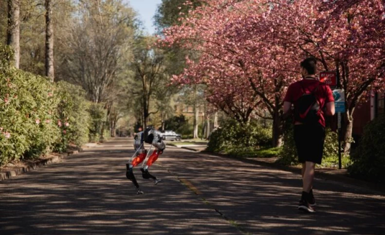 یک ربات دوپا ۵ کیلومتر دوید