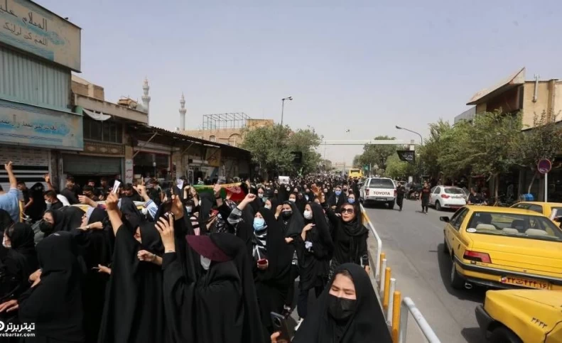 تجمع جمعی از زنان افغانستانی در اعتراض به طالبان - قم