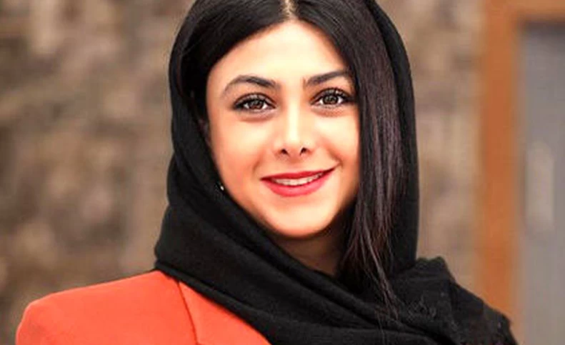 شنای آزاده صمدی در دریا