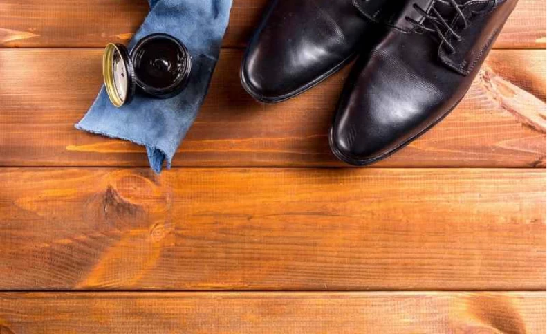با این ۴ مرحله ساده، لکه واکس کفش را از فرش خود پاک کنید