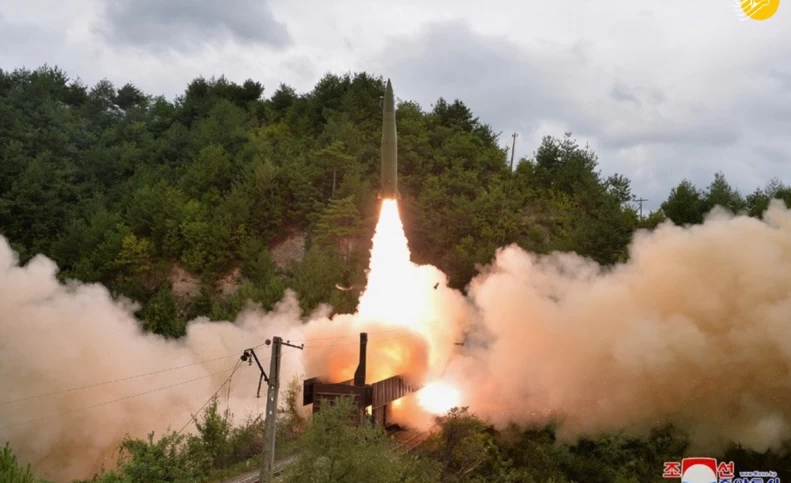 (تصاویر) شلیک موشک از روی قطار در کره شمالی