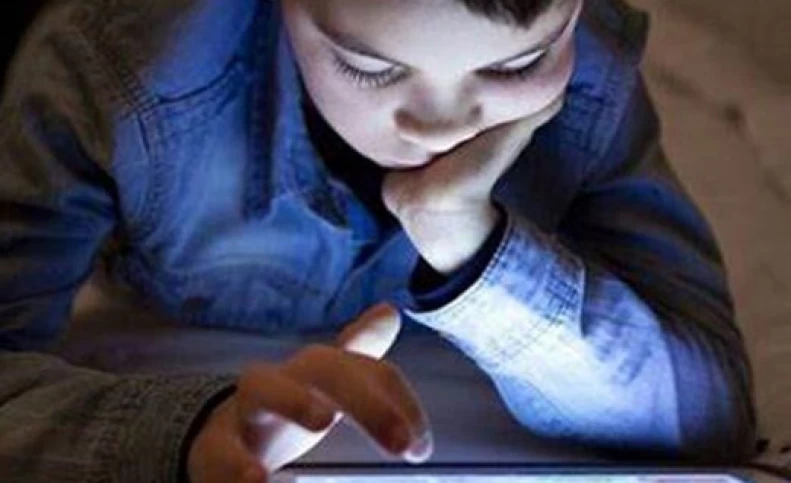عوارض بازی کودکان با تلفن همراه در شب