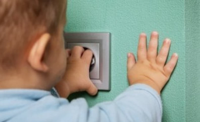 راه جلوگیری از برق گرفتگی کودکان در منزل