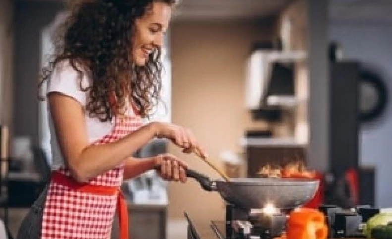 8 اشتباه آشپزی که میتونه غذا رو مسموم کنه