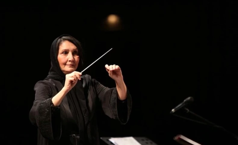 تنها زن رهبر ارکستر ایران در حضور تماشاگران روی صحنه رفت/ عکس