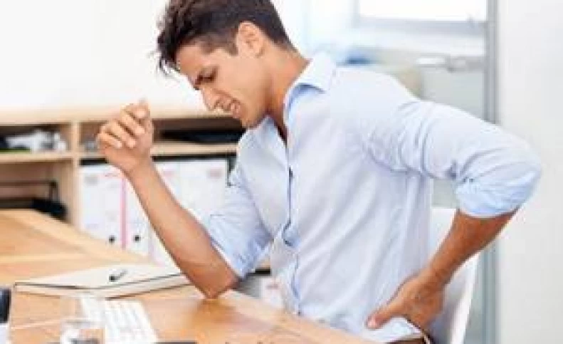 حرکاتی برای رهایی از کمردرد پشت میز نشینی