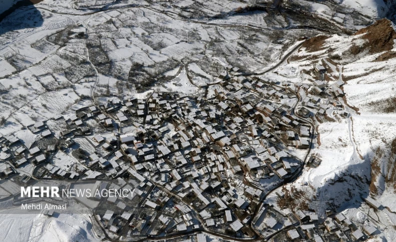 (تصاویر) عملیات نجات چوپانان از دل کوه‌های برفی زنجان