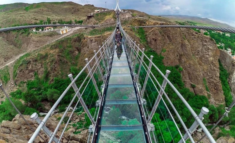 تصاویر - پل معلق تمام شیشه ای شهر هیر