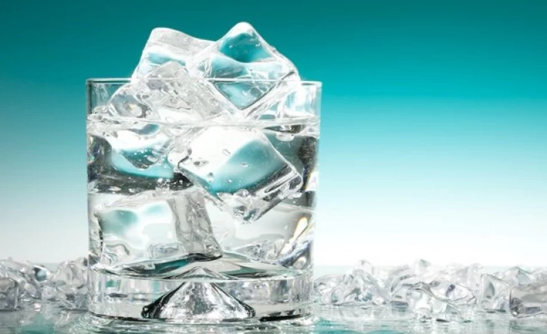 7 خطر پیش رو برای افرادی که آب سرد می نوشند