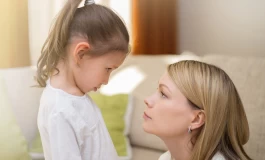 با این 6 جمله کودک عصبانی را آروم می کنید