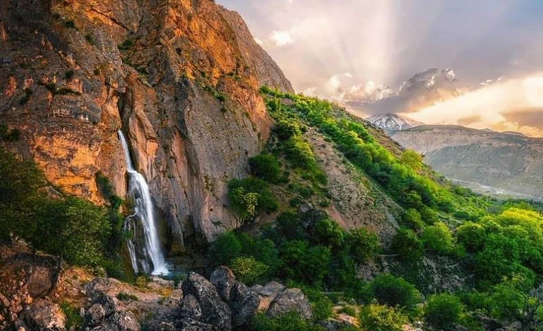 آشنایی با آبشار وانا؛ بهشتی در قطب شمالی ایران