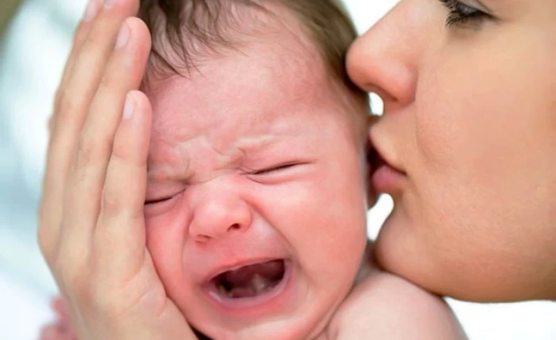 علت گریه کردن طولانی نوزاد و راه آرام کردن او + عوارض