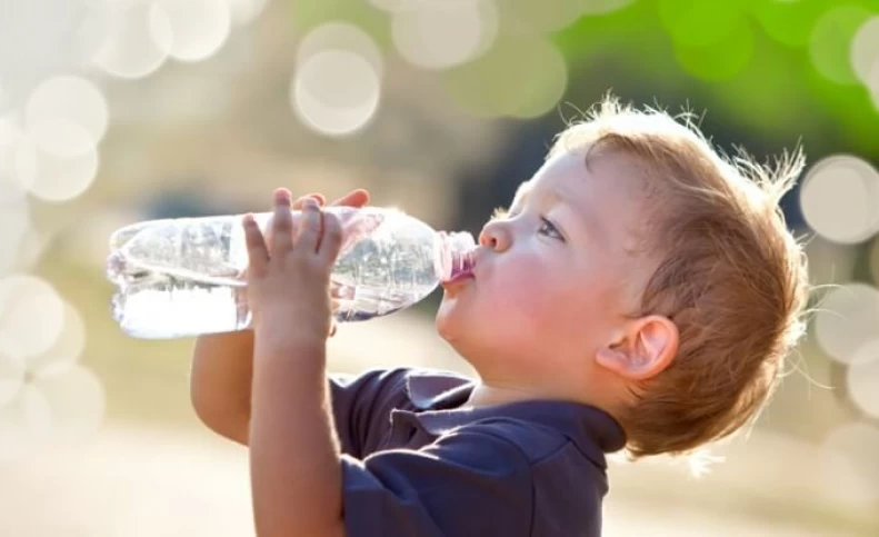 از اهمیت زیاد نوشیدن آب برای کودکان باخبر شوید!