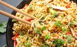 طرز تهیه نودل مرغ و سبزیجات برای شما که تنوع میخواید