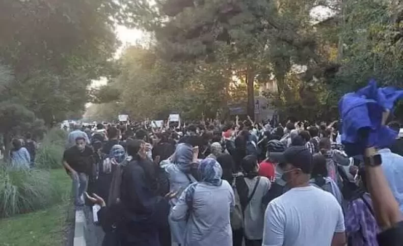 تصویر - تجمع اعتراضی در خیابان حجاب در واکنش به فوت مهسا امینی - شعارهای تند برخی معترضین