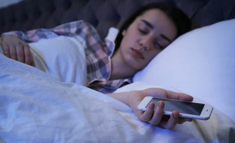 3 معایب خوابیدن با گوشی: بعد از این هرگز با تلفن همراه نمی خوابید