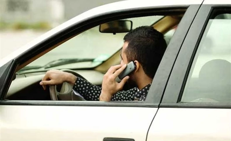 صدور ۲ جریمه برای صحبت با موبایل هنگام رانندگی/ تاثیر عقربه های کیلومتر بر کمیت جریمه