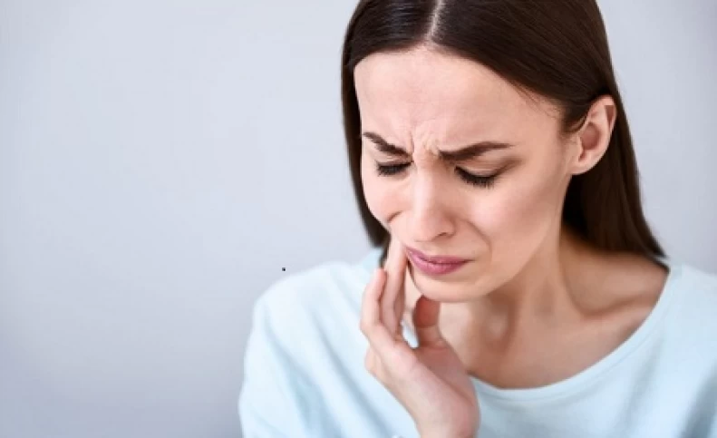 چگونه درد سوراخ یا پوسیدگی در دندان خود را مدیریت کنیم؟