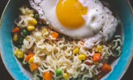 طرز تهیه نودل فوری با تخم مرغ و سبزیجات