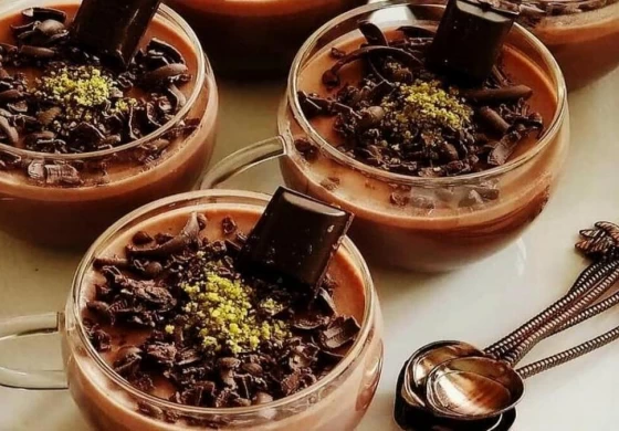 طرز تهیه دسر شکلاتی با بیسکوییت کرم‌دار