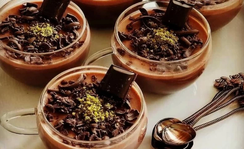 طرز تهیه دسر شکلاتی با بیسکوییت کرم‌دار