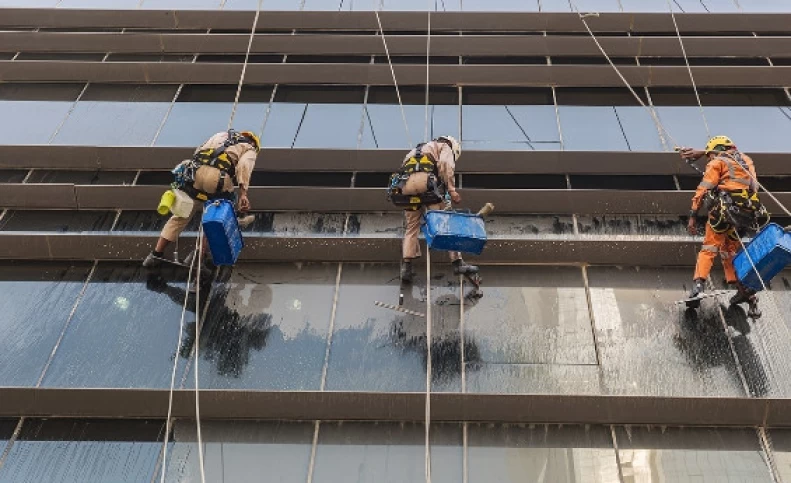 (تصاویر) «مردان عنکبوتی» شیشه‌ پاک‌کن آسمان‌‌ خراش‌های قطر