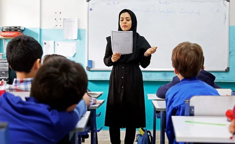 یک ماه بعد از شروع سال تحصیلی، کمبود معلم و کتاب/ «شغل معلمی در ایران آزاردهنده شده است»