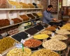 قشنگترین و باحال ترین آجیل فروش شهر پیدا شد / نوشته جالب یک مغازه آجیل فروشی در بازار شب عید