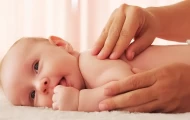 چرا ماساژ نوزاد ضروری است؟ تأثیرات شگفت‌انگیز بر خواب و سلامت کودک