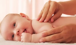 چرا ماساژ نوزاد ضروری است؟ تأثیرات شگفت‌انگیز بر خواب و سلامت کودک