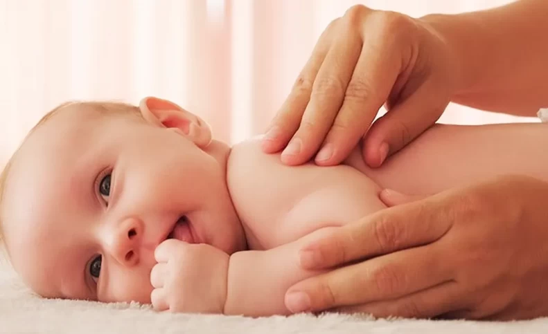 چرا ماساژ نوزاد ضروری است؟ تأثیرات شگفت‌انگیز بر خواب و سلامت کودک
