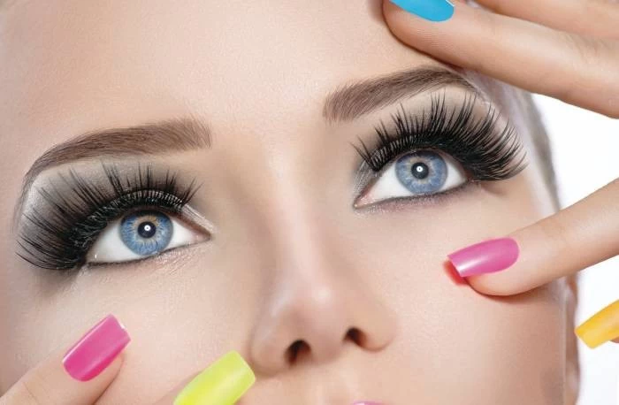 راهنمای انتخاب سایه مناسب با رنگ چشم آرایش چشم به رنگ آبی