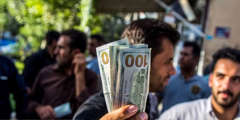موجسواری دلالان در بازار ارز/ دلار به بالای ۳۰ هزار تومان میرود؟