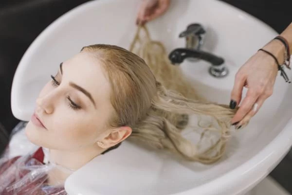 شستن موهای رنگ شده با محصولات مناسب شستن موهای رنگ شده