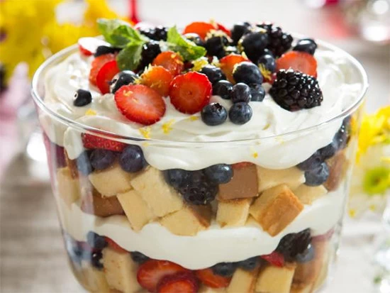 طرز تهیه ترایفل میوهای؛ دسری جذاب در زمان کوتاه طرز تهیه ترایفل میوهای؛ دسری جذاب در زمان کوتاه