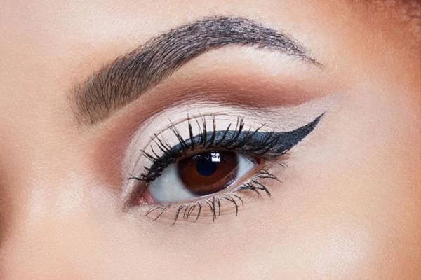 خط چشم گربه ای خط چشم دنباله دار