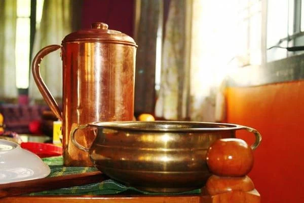 فواید نوشیدن آب در ظرف مسی مس برای پوست