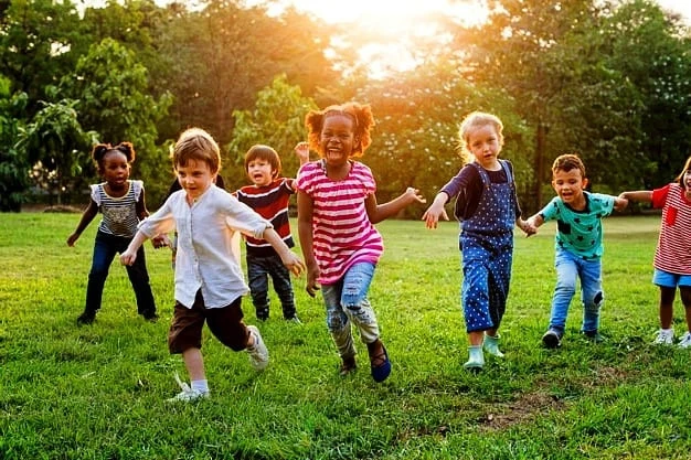تشویق ماجراجویی های بچه ها استقلال کودکان