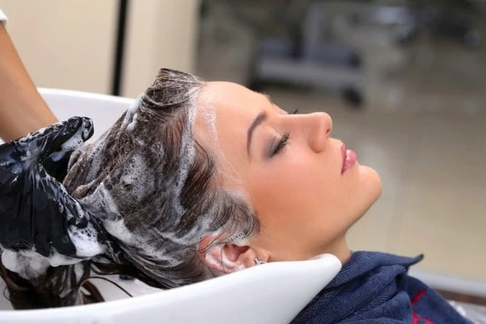 راه هایی برای کاهش ریزش مو در پاییز شستن موها
