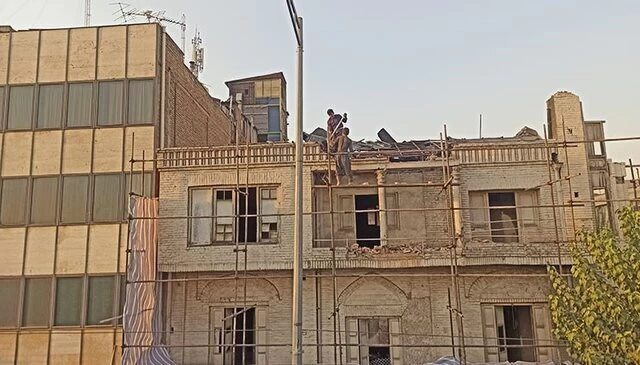 (تصاویر) تخریب «کافه ایران» در خیابان انقلاب تهران (تصاویر) تخریب «کافه ایران» در خیابان انقلاب تهران