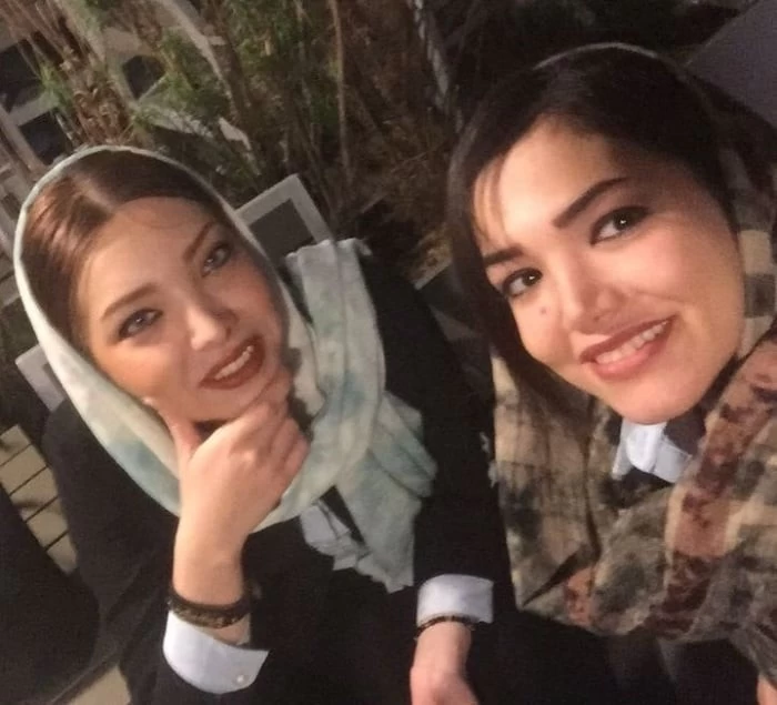 صدف اسپهبدی در کنار خواهرش صدف اسپهبدی و خواهرش